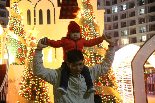 Hà Nội rét căm căm, hàng nghìn người dân vẫn ùn ùn kéo đến TTTM trong đêm check in trước lễ Giáng sinh